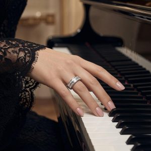 Anillo Baguette Elegance puesto en la mano, acabado plateado brillante · D'Capricho