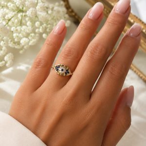 Anillo Ojo de la Proteccion de acero inoxidable dorado con cristales azules y circonitas