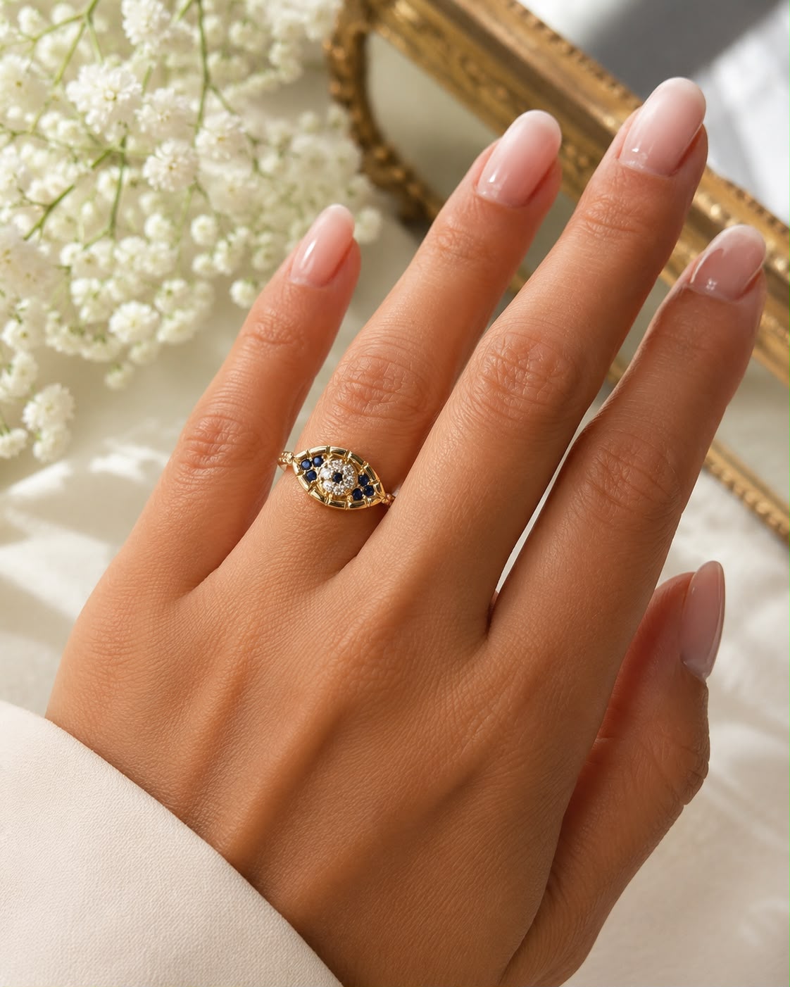 Anillo Ojo de la Proteccion de acero inoxidable dorado con cristales azules y circonitas