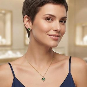Set Corazón Real: pendientes y collar en acero dorado con piedras verde esmeralda talla corazón · D'Capricho