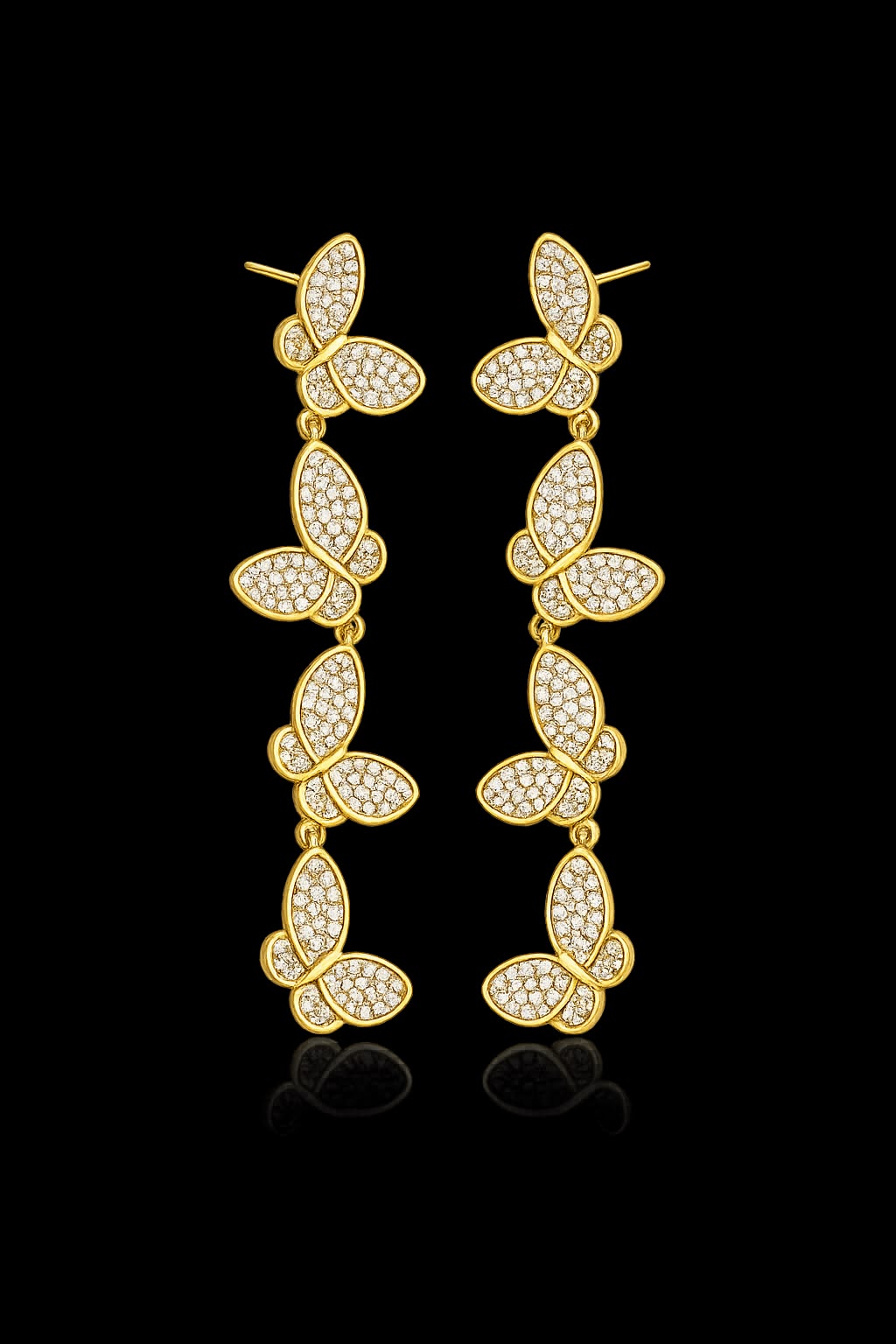 Detalle de los pendientes de mariposas con circonitas