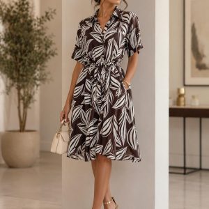 Vestido camisero de estampado de hojas en marrón y blanco, hecho en España · D'Capricho