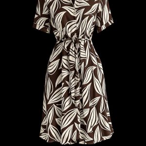 Detalle del vestido camisero de hojas marrón y blanco con cinturón · D'Capricho