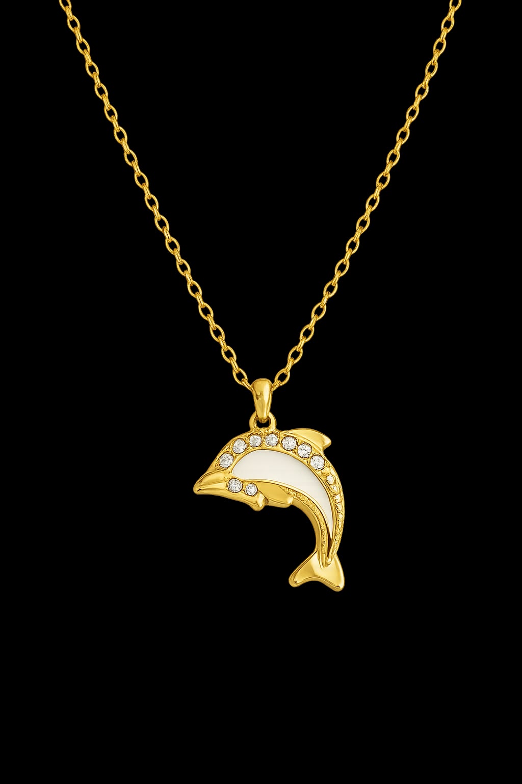 Detalle del colgante de delfin dorado con nacar blanco y circonitas