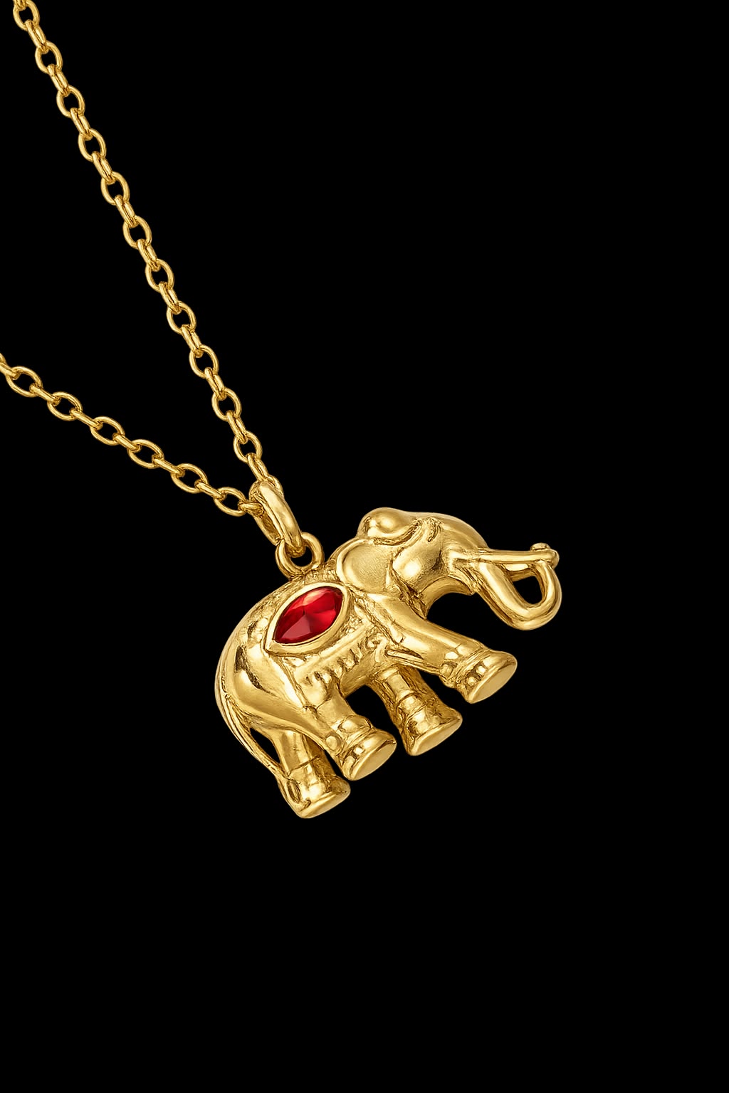 Detalle del colgante de elefante dorado con piedra roja