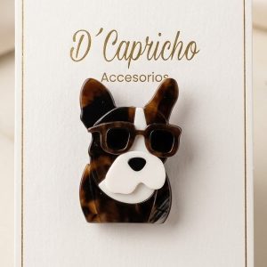 Broche Frenchie con gafas de sol sobre tarjeta D'Capricho