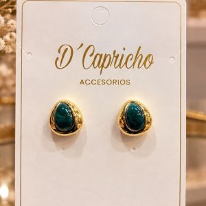 Pendientes dorados con piedra verde sobre tarjeta D'Capricho