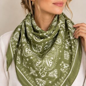 Pañuelo estampado verde oliva con diseño paisley